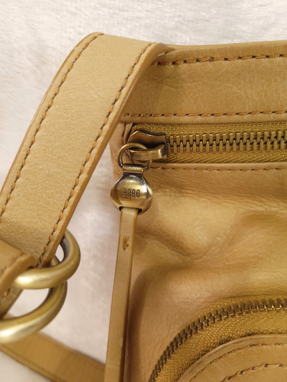 Hobo Cassie Leather Convertible Crossbody Shoulder Bag - Picture 2 of 16
